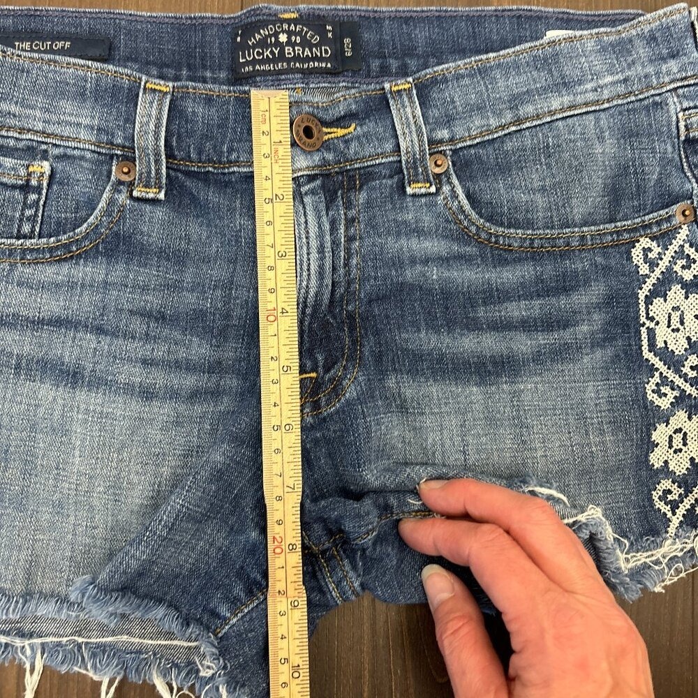 Lucky‎ Brand Denim Shorts Women's 6/28 Cutoff Frayed Hem Embroidered Floral - Picture 13 of 14
